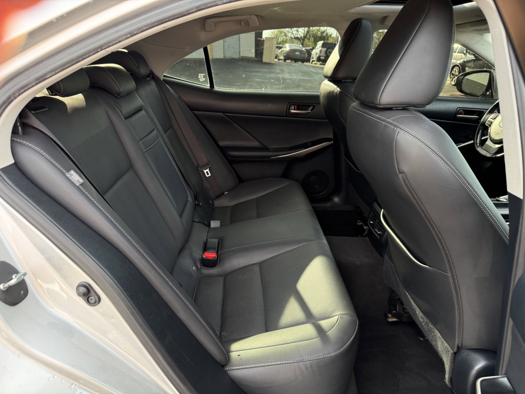 2020 Lexus IS Image 32