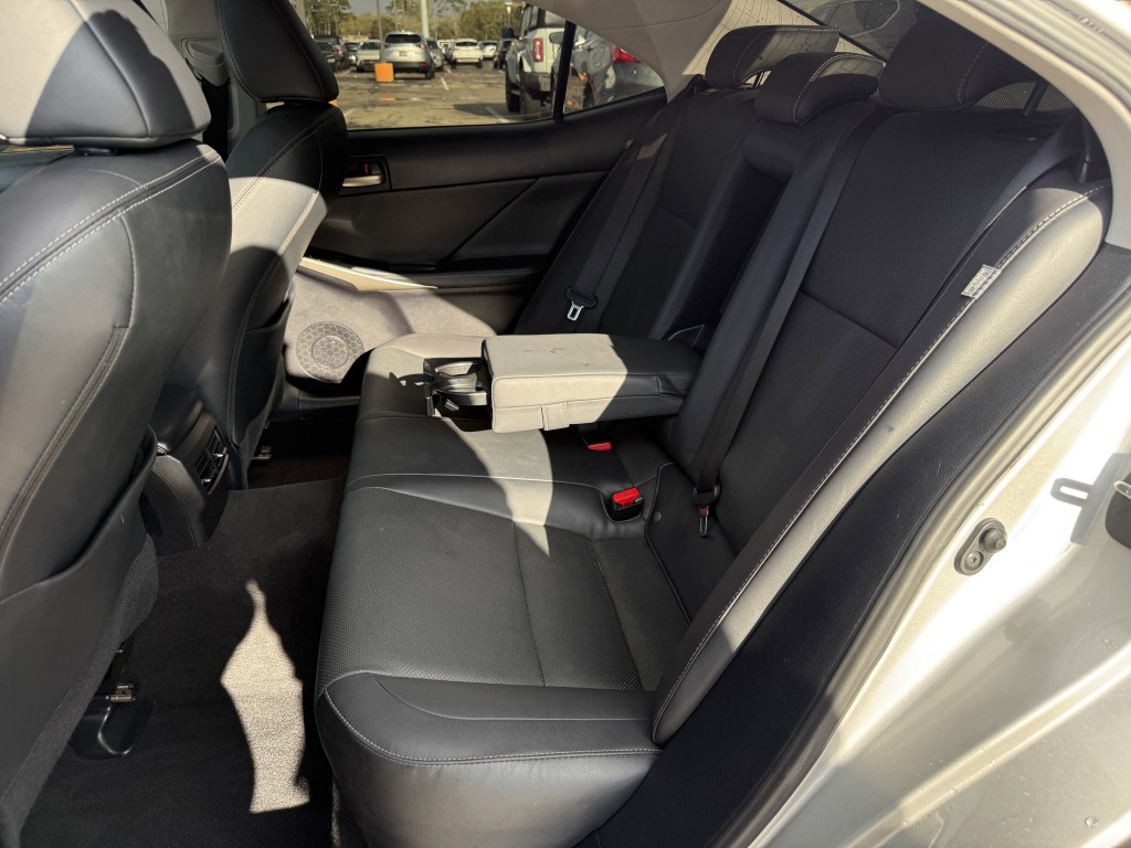 2020 Lexus IS Image 33