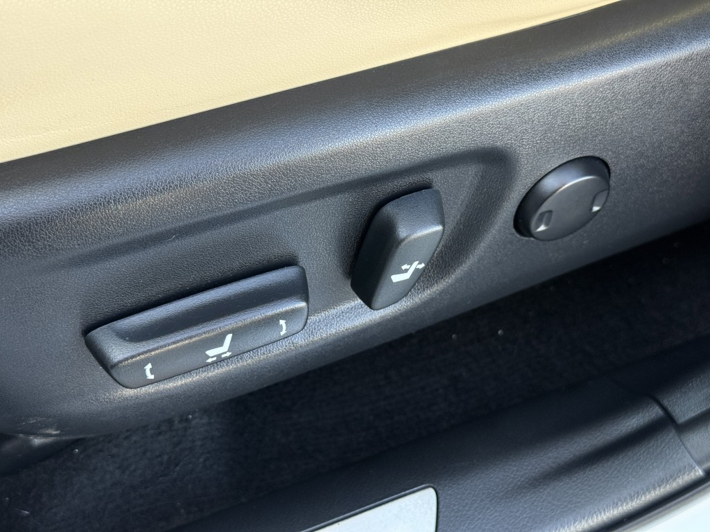 2016 Lexus NX 200t Image 25