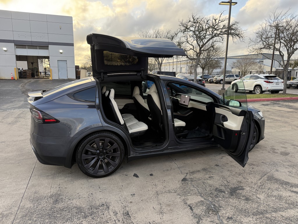 2022 Tesla Model X Image 30