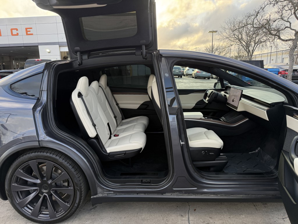 2022 Tesla Model X Image 31