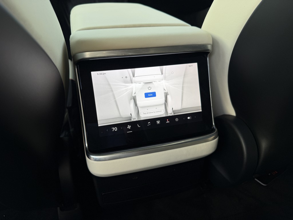 2022 Tesla Model X Image 32