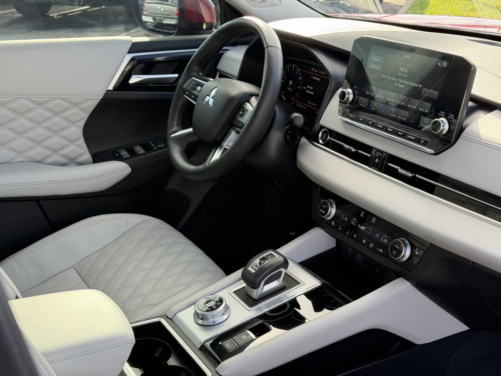 2024 Mitsubishi Outlander Image 13