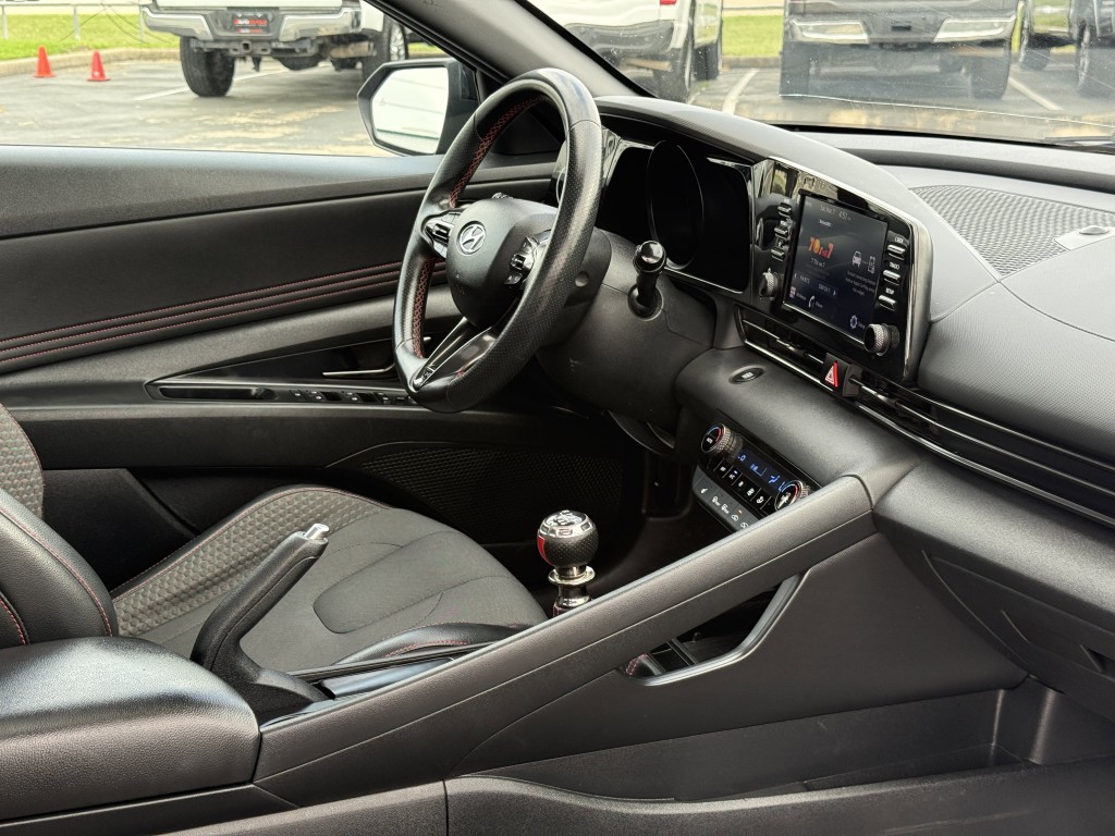 2022 Hyundai Elantra Image 16
