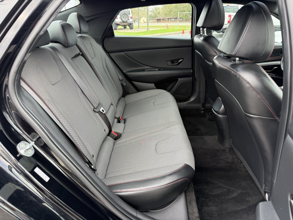 2022 Hyundai Elantra Image 32