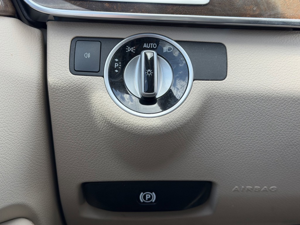 2016 Mercedes-Benz E-Class Image 21