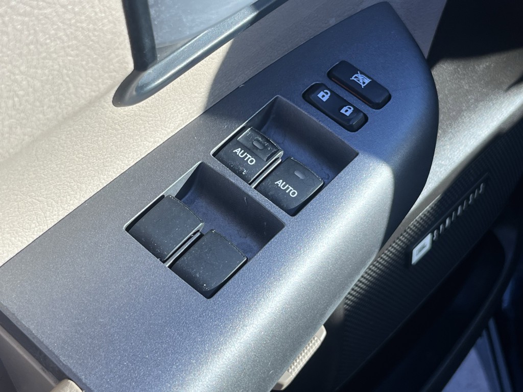 2011 Toyota Sequoia Image 21