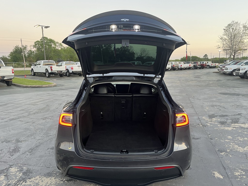 2024 Tesla Model Y Image 11