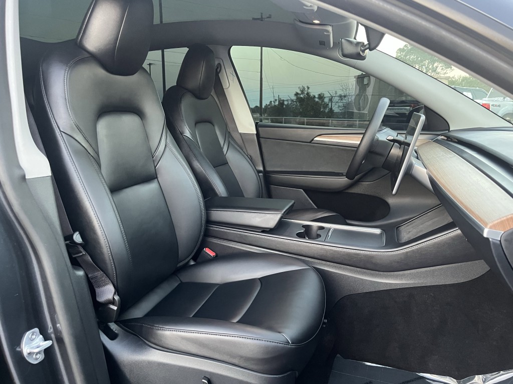 2024 Tesla Model Y Image 27