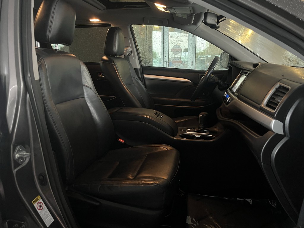 2016 Toyota Highlander Image 24