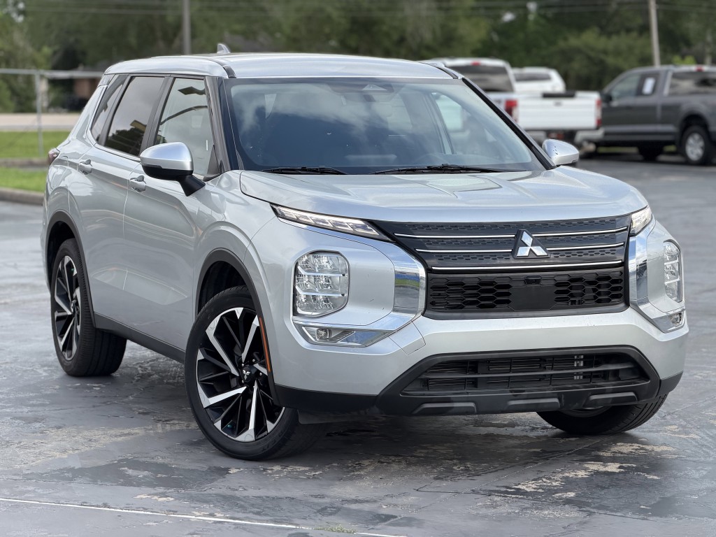 2022 Mitsubishi Outlander Image 3