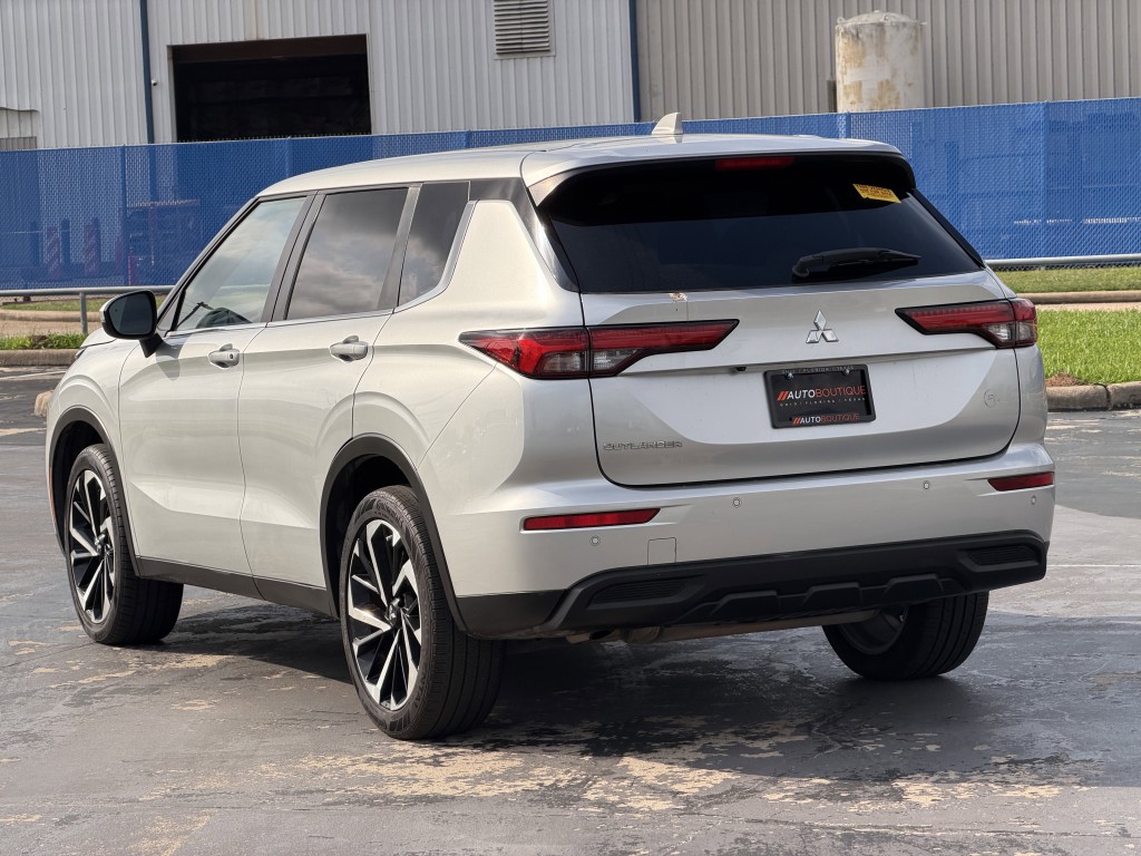 2022 Mitsubishi Outlander Image 8