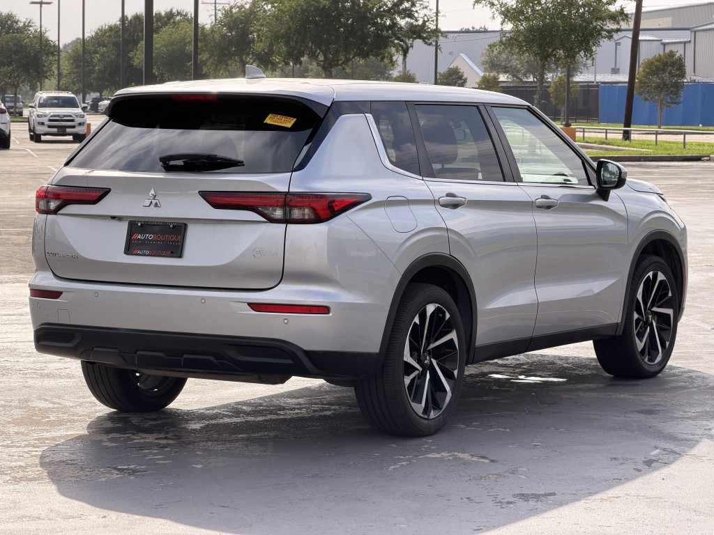 2022 Mitsubishi Outlander Image 9
