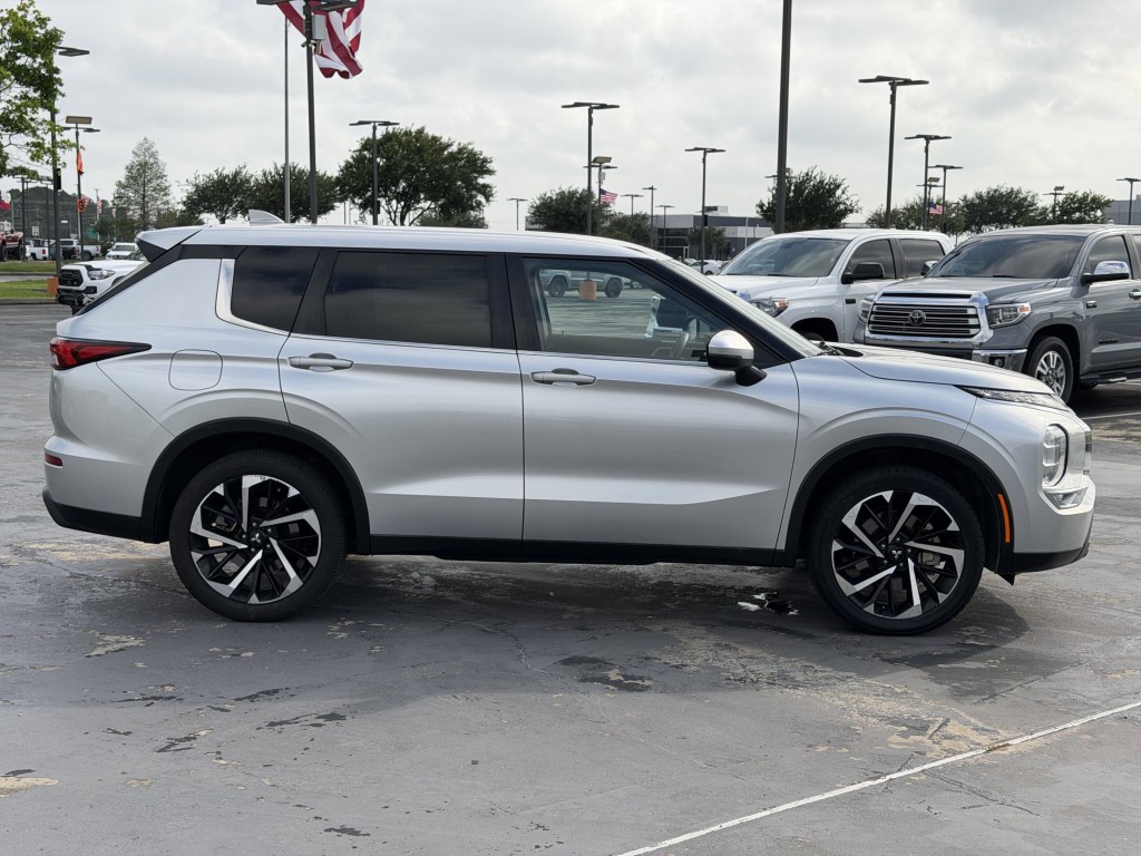 2022 Mitsubishi Outlander Image 10