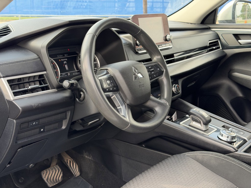 2022 Mitsubishi Outlander Image 12