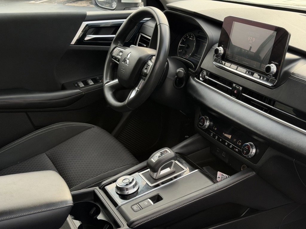 2022 Mitsubishi Outlander Image 13
