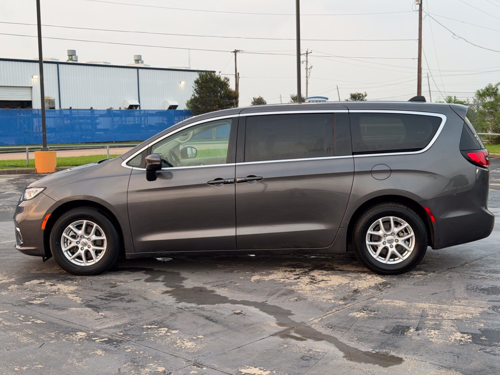 2023 Chrysler Pacifica Image 11