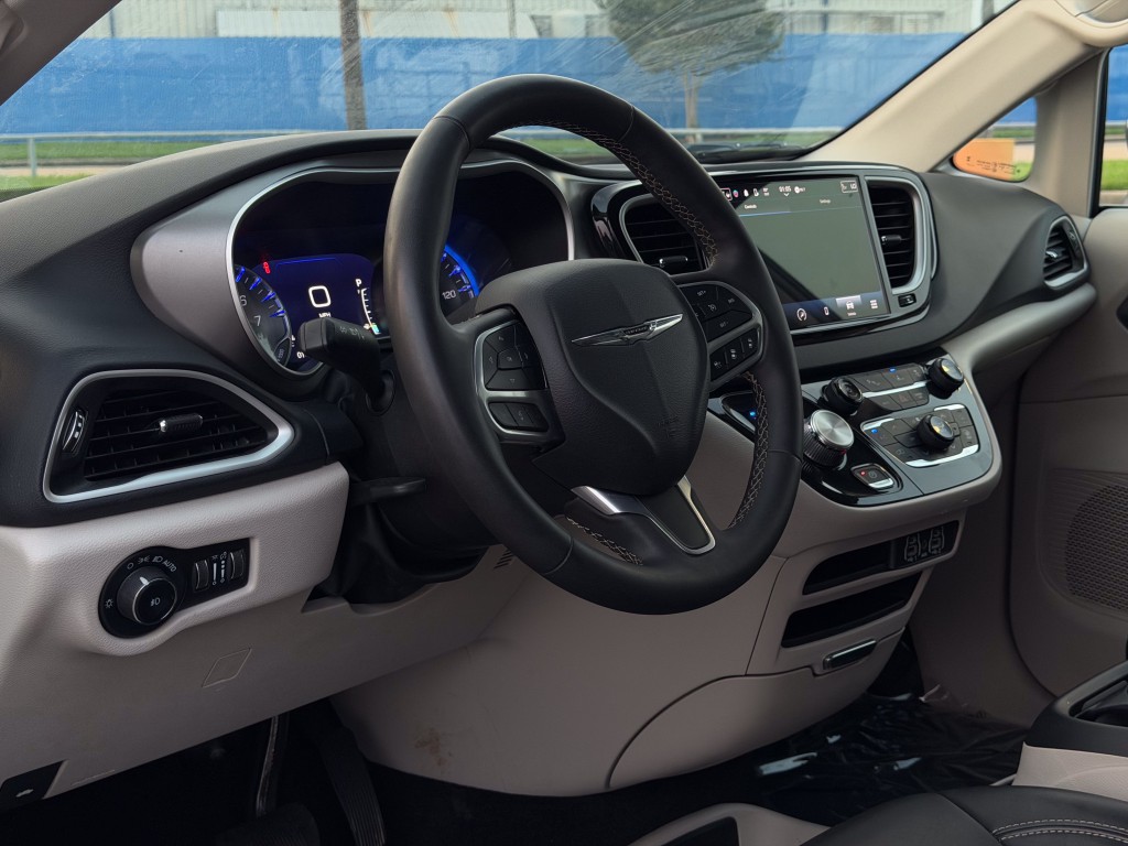2023 Chrysler Pacifica Image 12
