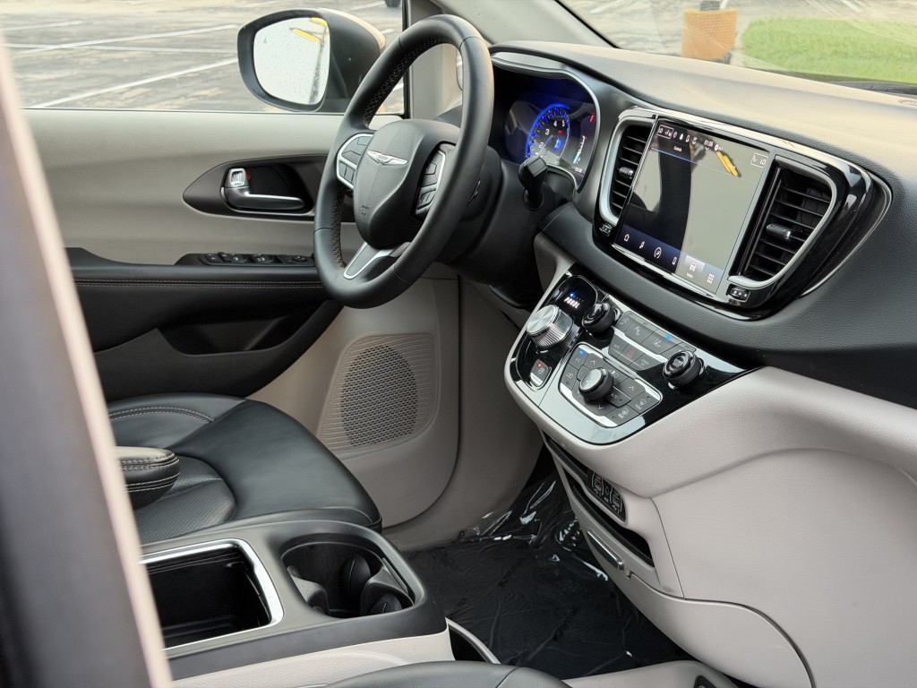 2023 Chrysler Pacifica Image 13
