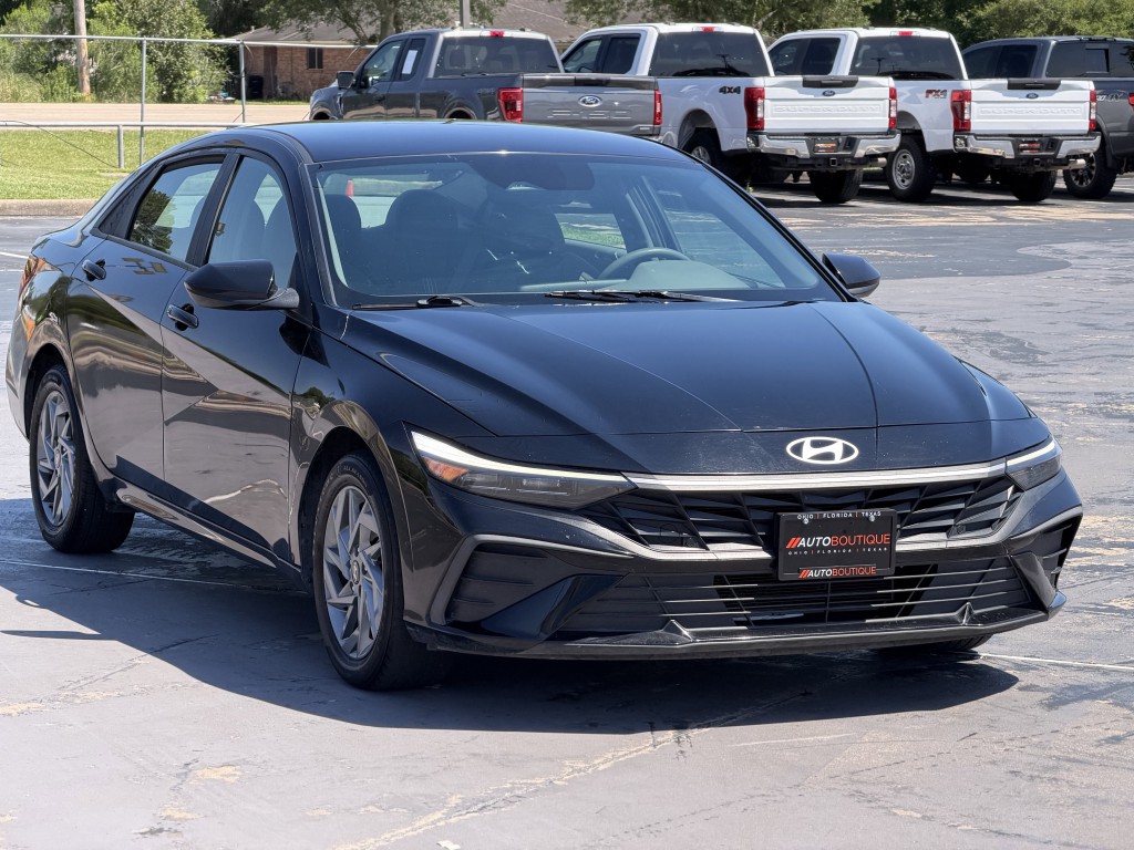 2024 Hyundai Elantra Image 3