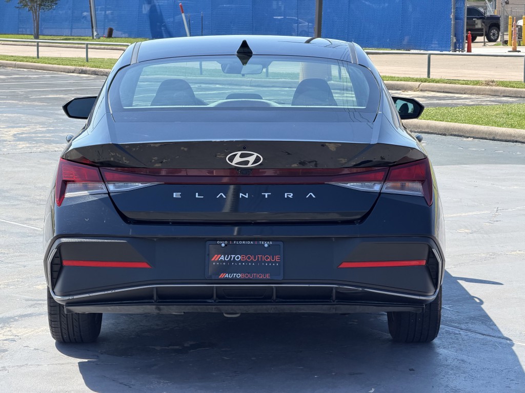 2024 Hyundai Elantra Image 7