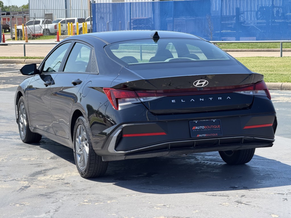 2024 Hyundai Elantra Image 8