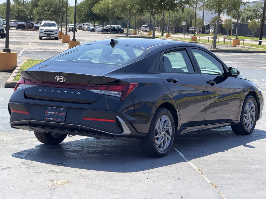 2024 Hyundai Elantra Image 9