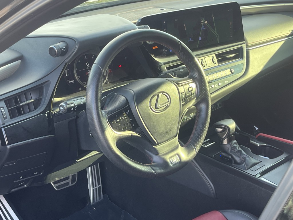 2024 Lexus ES Image 17