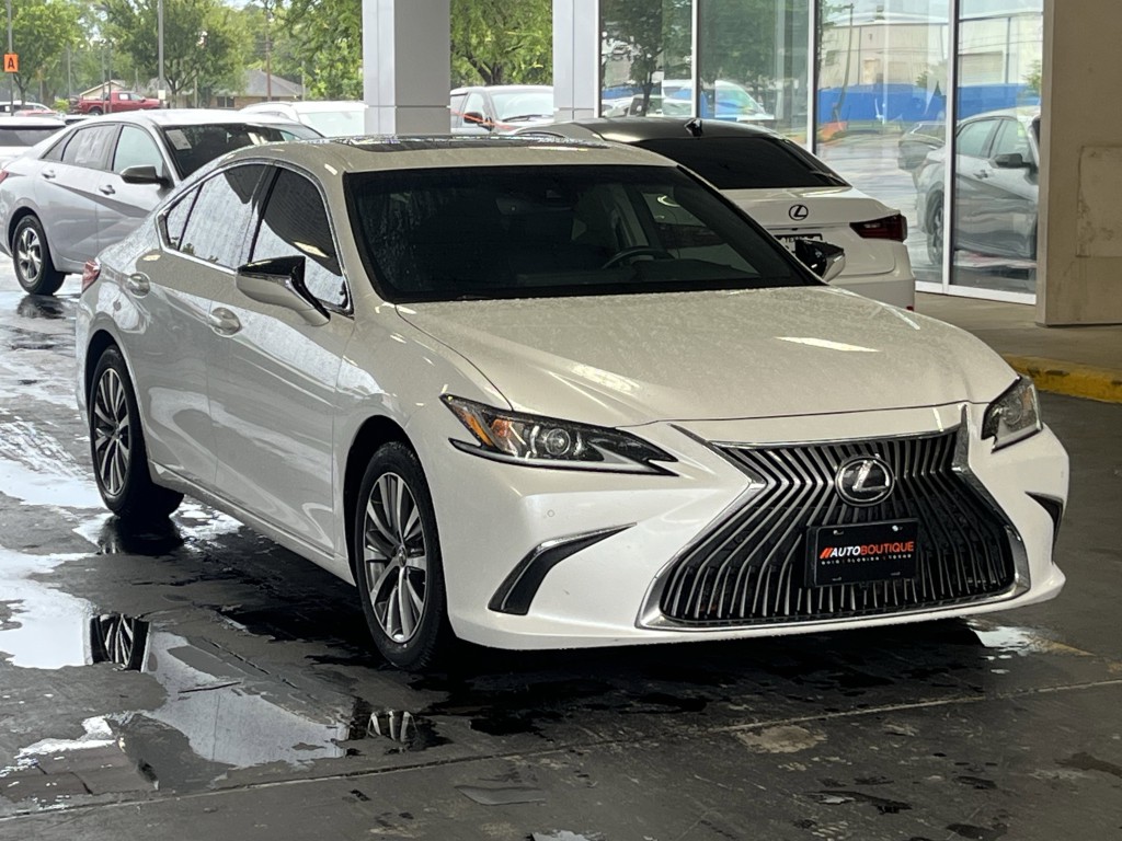 2021 Lexus ES Image 3