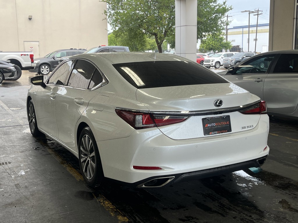 2021 Lexus ES Image 8