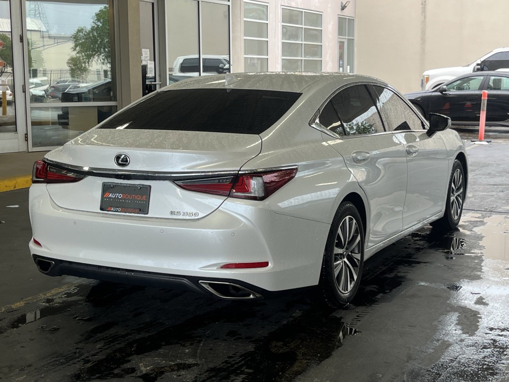 2021 Lexus ES Image 9