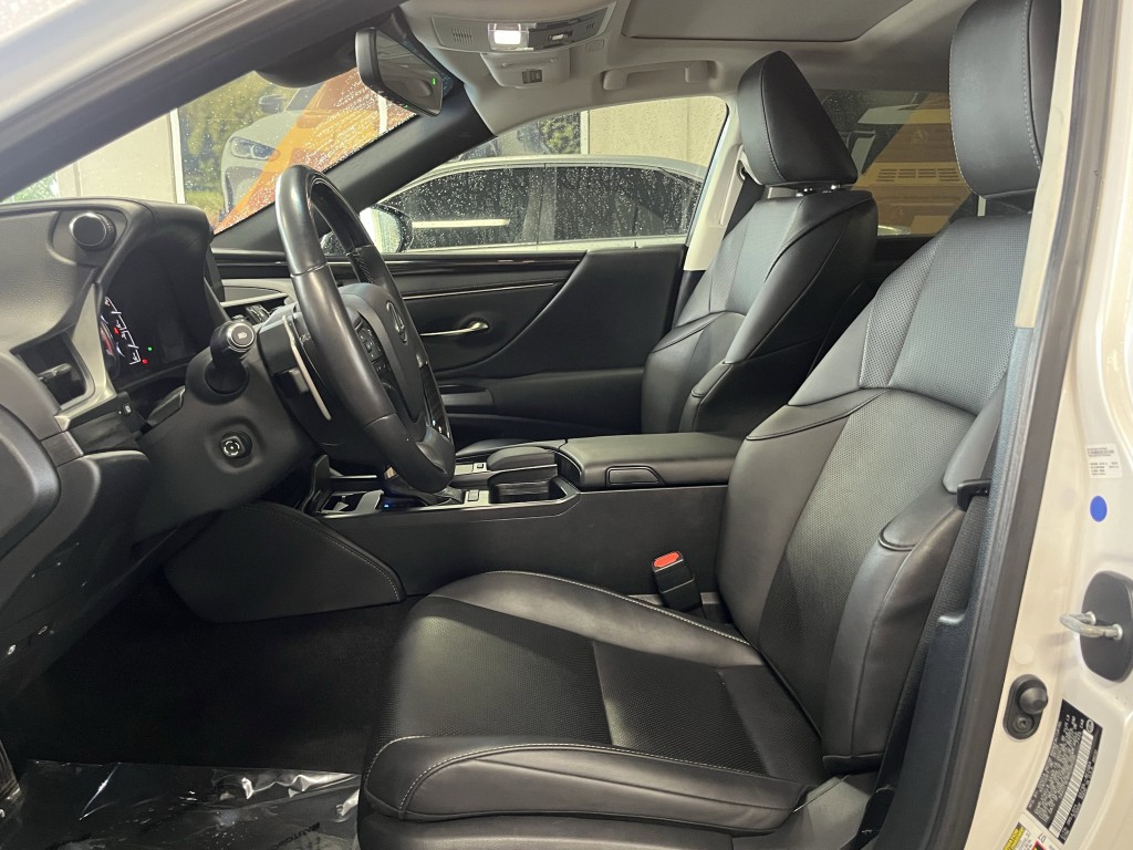 2021 Lexus ES Image 28
