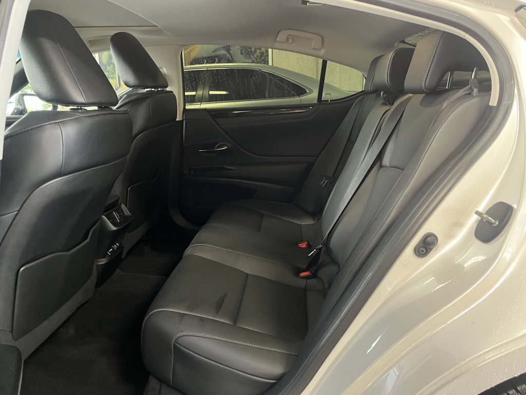 2021 Lexus ES Image 30
