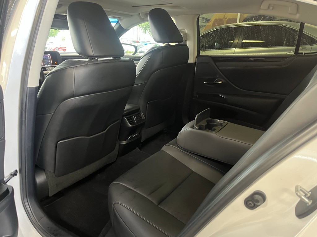 2021 Lexus ES Image 31