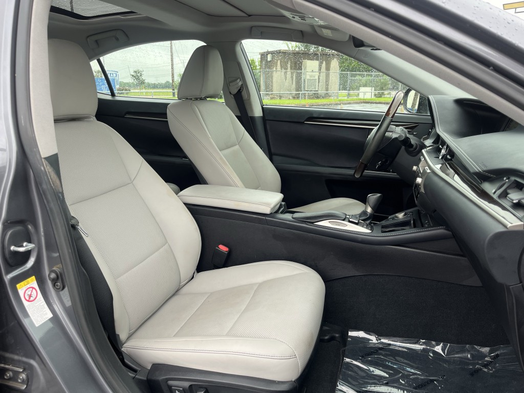 2018 Lexus ES Image 26