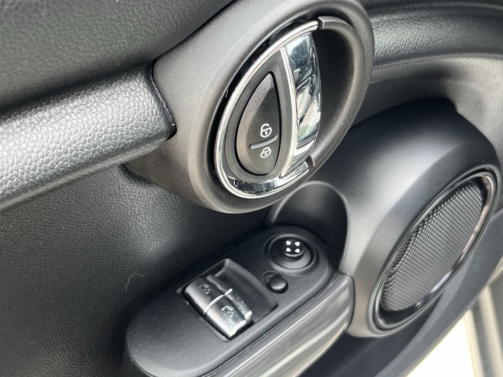 2018 MINI Cooper Image 23