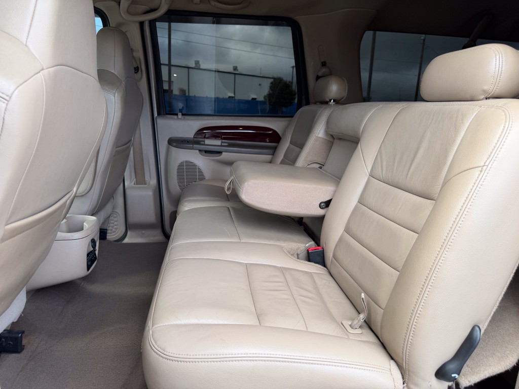 2004 Ford Excursion Image 23