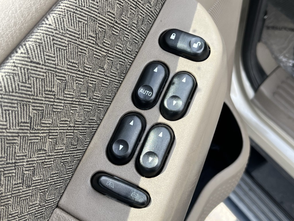 2004 Ford Explorer Image 22