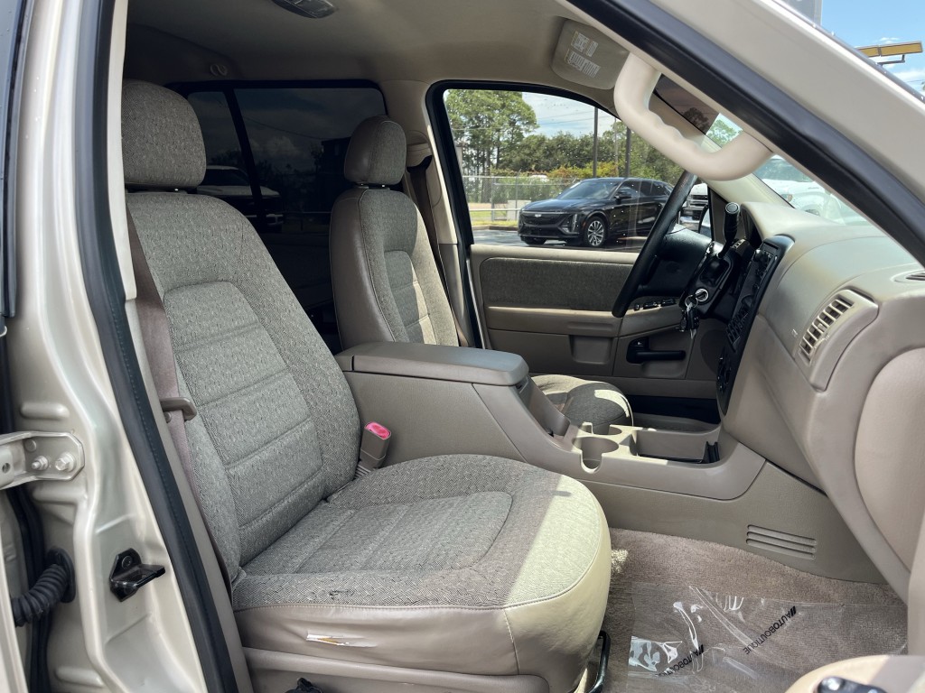 2004 Ford Explorer Image 24