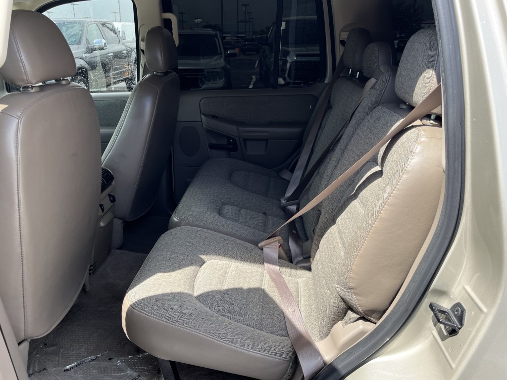 2004 Ford Explorer Image 25