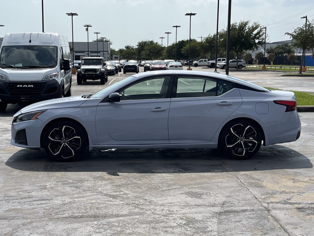 2024 Nissan Altima Image 8