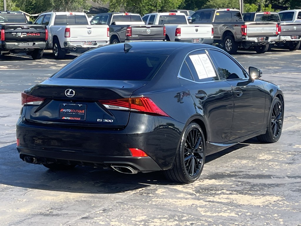 2018 Lexus IS Image 9