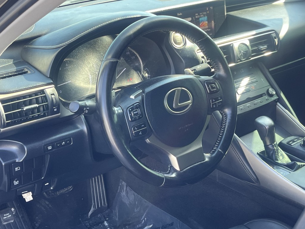 2018 Lexus IS Image 12