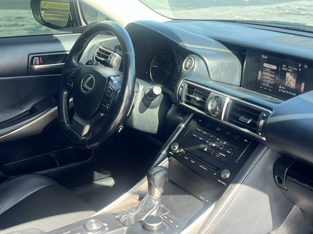 2018 Lexus IS Image 13
