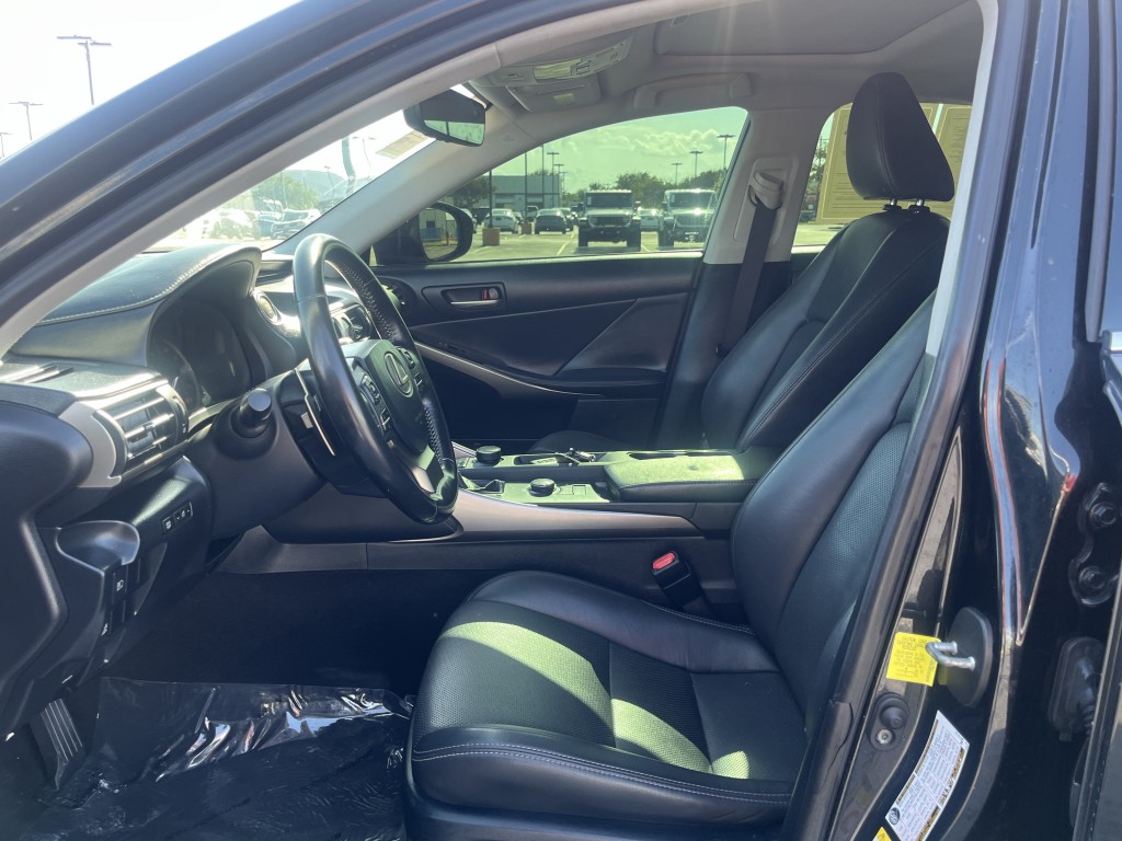 2018 Lexus IS Image 25