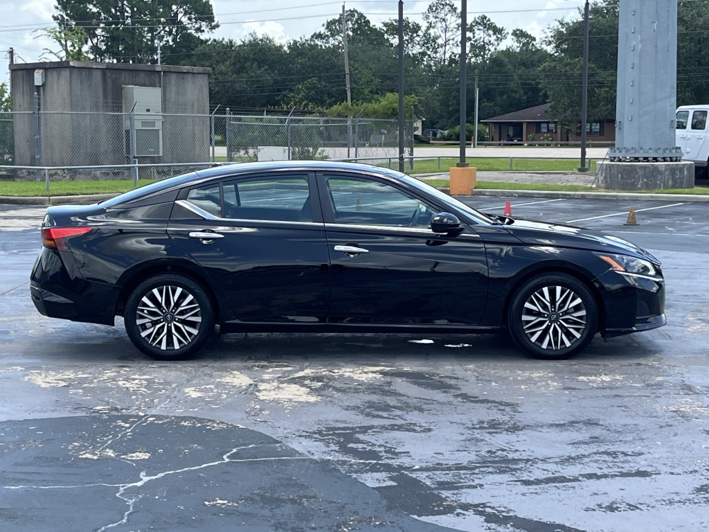 2023 Nissan Altima Image 10