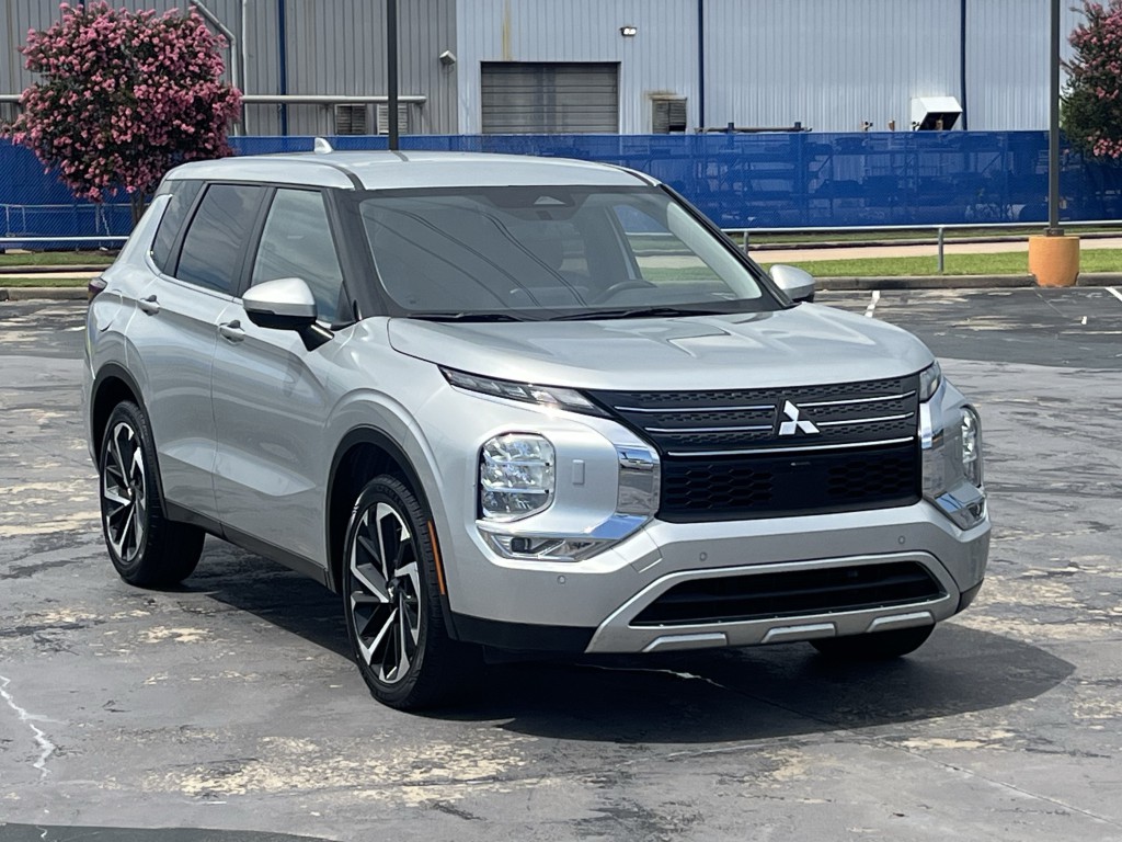 2024 Mitsubishi Outlander Image 3