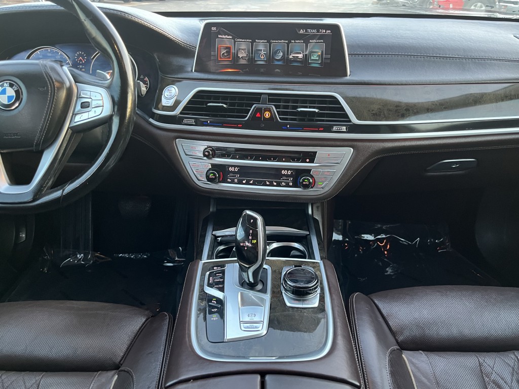 2017 BMW 7 Series Image 26