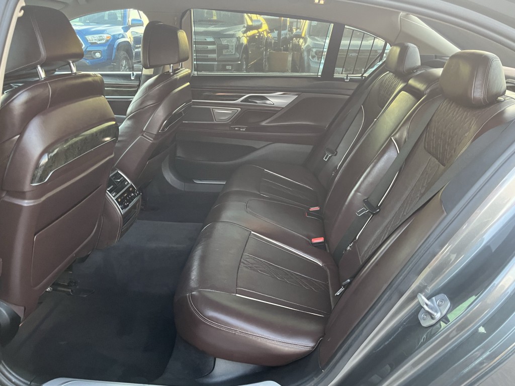 2017 BMW 7 Series Image 32