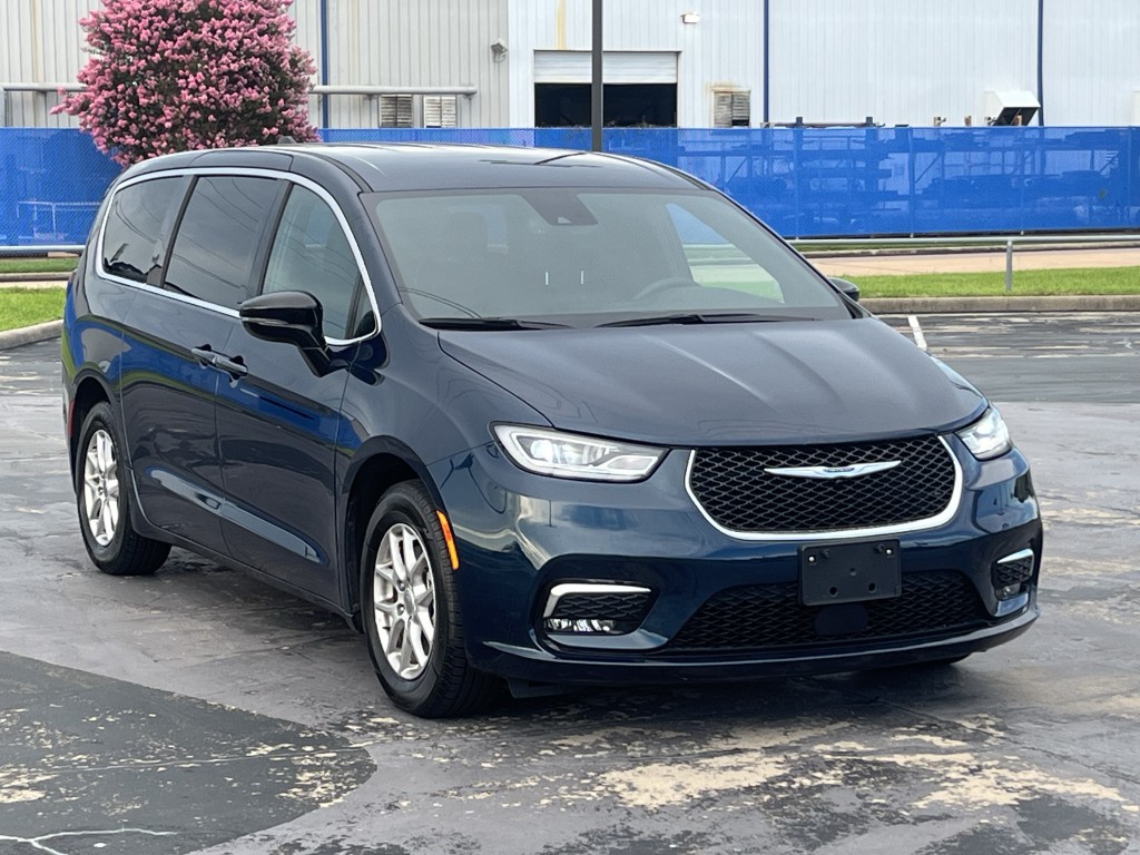 2025 Chrysler Pacifica Image 3
